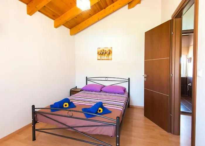 Haus In Kolympia Mit Garten Und Bergblick By Interhome