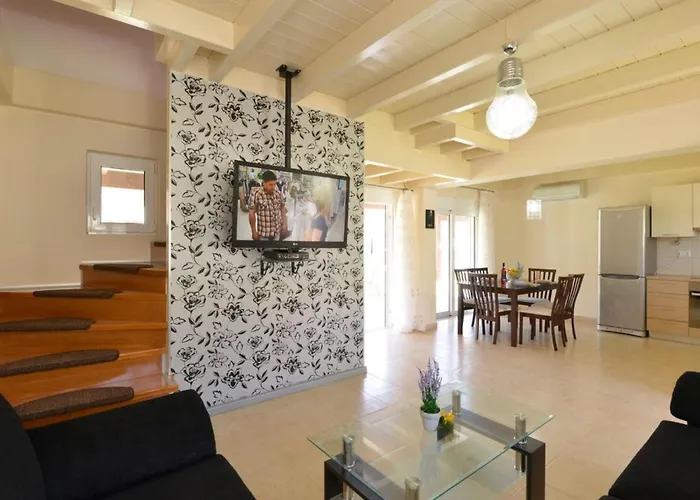 Haus In Kolympia Mit Garten Und Bergblick By Interhome *