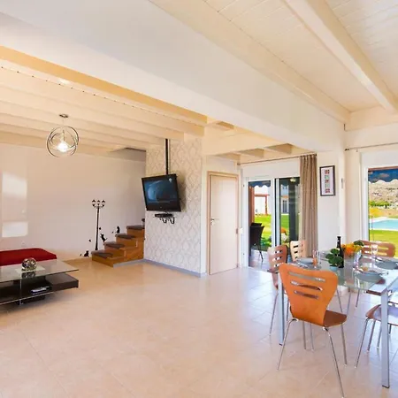 Haus In Kolympia Mit Garten Und Bergblick By Interhome Feriehus *