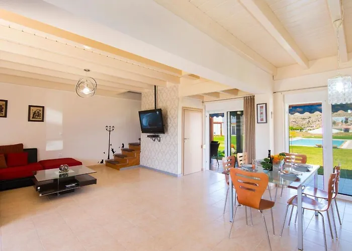 Haus In Kolympia Mit Garten Und Bergblick By Interhome 別荘 *