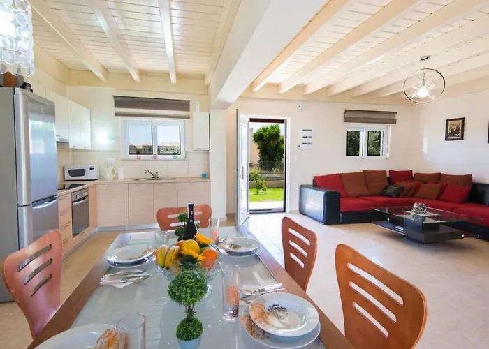 Haus In Kolympia Mit Garten Und Bergblick By Interhome コリンビア