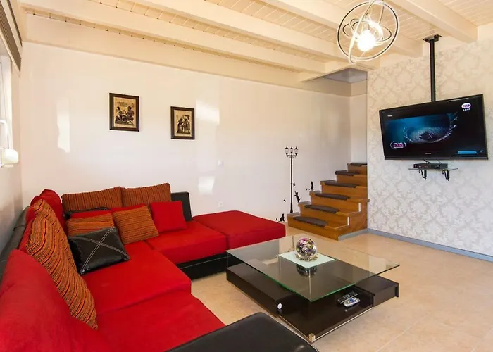 別荘 Haus In Kolympia Mit Garten Und Bergblick By Interhome *