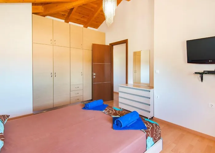 Haus In Kolympia Mit Garten Und Bergblick By Interhome 別荘